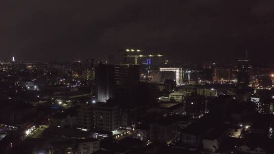 航拍的夜间城市景观