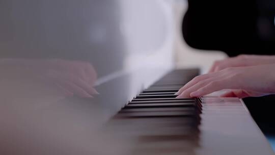 女孩弹钢琴的手部特写视频素材模板下载