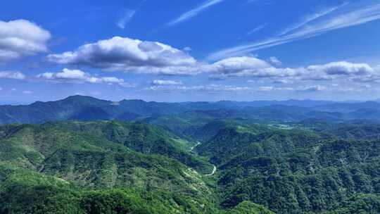 青山绵延绿意盎然的自然风光全景