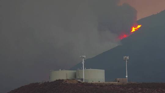 野火在干燥的山坡上燃烧