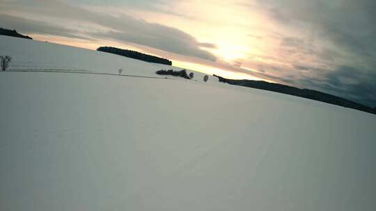 FPV无人机航拍汽车行驶雪地公路森林阳光