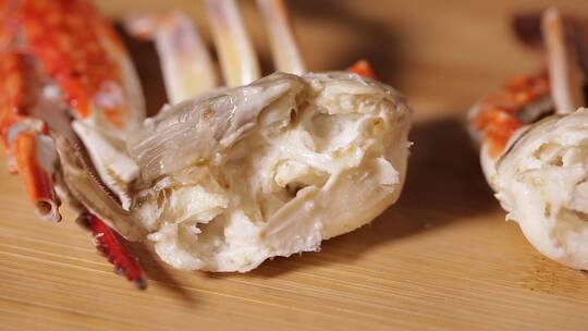 吃螃蟹掰开梭子蟹视频素材模板下载