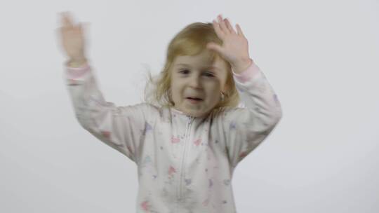 小女孩在跳舞鼓掌视频素材模板下载