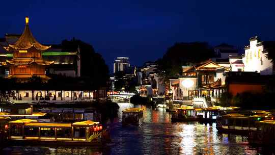 观光船行驶在南京秦淮河的夜景风光