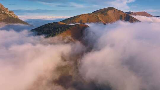 云雾缭绕的山峰