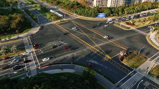 4K航拍上海临港路口交通汽车.mov