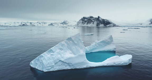 雄伟的冰山漂浮北极极地海景