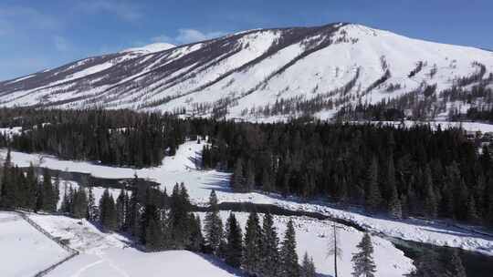 航拍新疆冬季喀纳斯河流晨雾雪山森林雪景