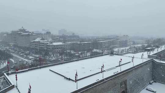 航拍陕西省西安市正在下雪的西安城墙雪景