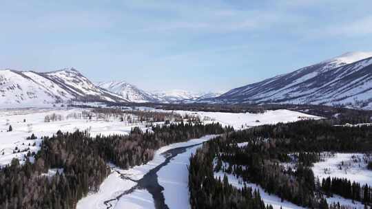 航拍新疆冬季喀纳斯神仙湾晨雾雪山森林雪景