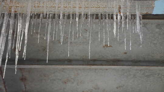 冬季冰柱寒冷冰锥结冰融化滴水视频素材模板下载