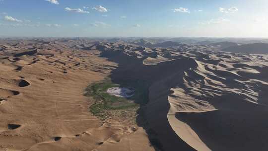 航拍内蒙古巴丹吉林沙漠