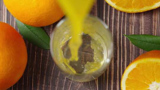 玻璃杯子里倒入的新鲜橙汁视频素材模板下载