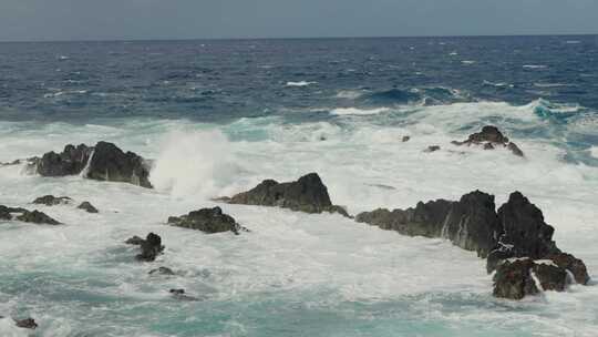 海浪飞溅和水中岩石的鸟瞰图