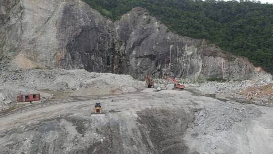 挖山开发矿采挖掘机运土机挖矿山体4K航拍视频素材模板下载