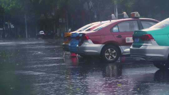 雨中的出租车等客接客的士道路边下雨雨天视频素材模板下载