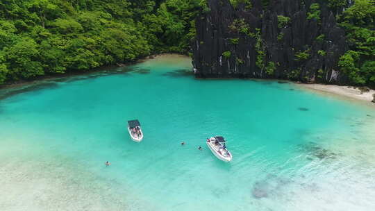 菲律宾巴拉望清澈海水上停靠的快艇的航拍