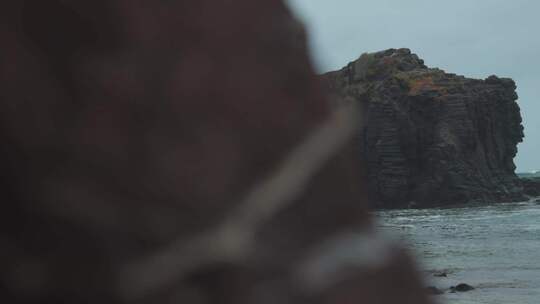 海浪撞击岩石地层