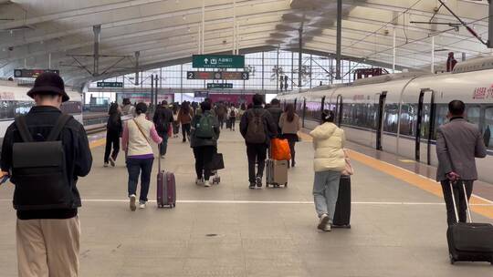 珠海拱北高铁站台火车进站旅客下车视频素材模板下载