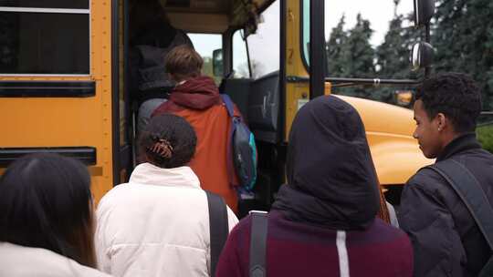 跨国青少年学生上校车