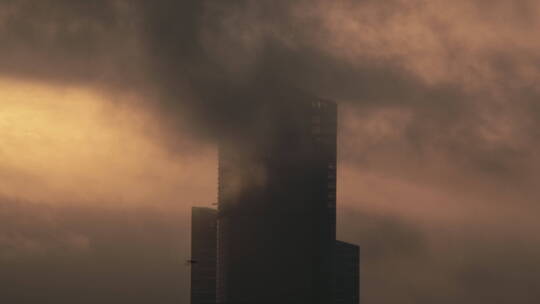 城市大厦沐浴在阳光下云雾环绕