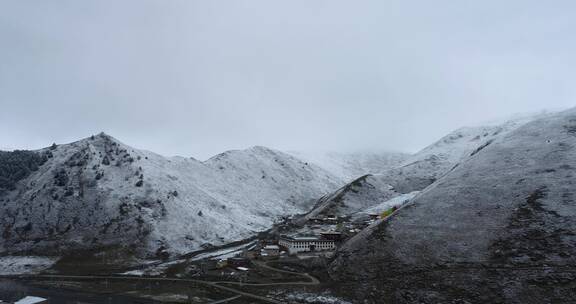 藏区雪山里的寺庙