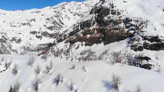 一群滑雪游客在皮肤上坡排成一行。奥斯塔山谷蒙特罗萨·格雷森尼。