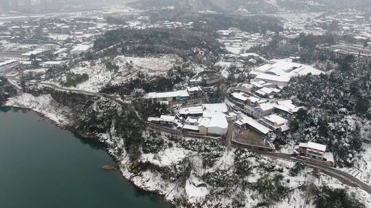 航拍南方丘陵山川森林美丽乡村雪景