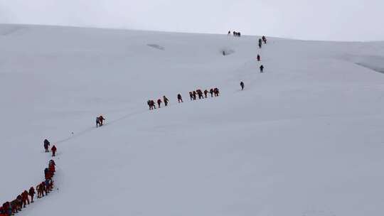 攀登冰川之父慕士塔格峰雪山的登山队