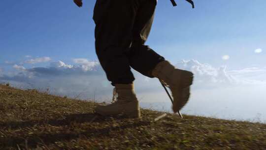 登山都脚步特写