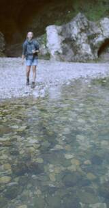 女人往河里扔石头竖屏拍摄