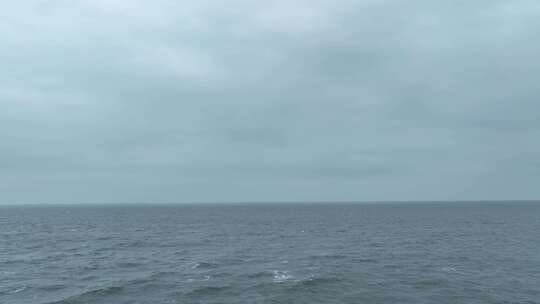 阴天大海航拍海面飞行海平面飞越大海下雨天