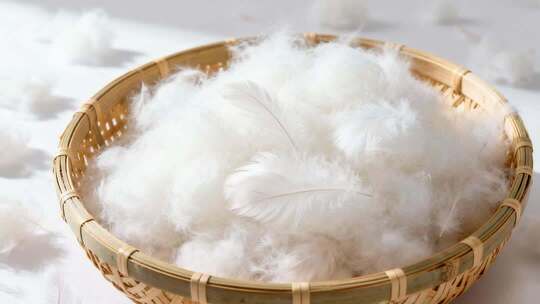 冬季保暖白色羽绒羽毛蓬松飘落特写视频