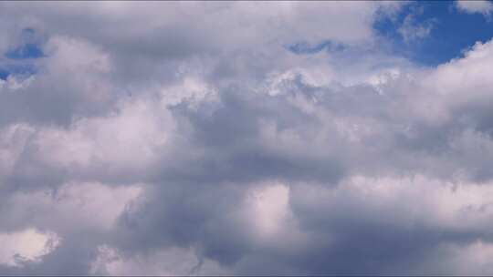 超长云朵延时摄影能看到飞机飞过