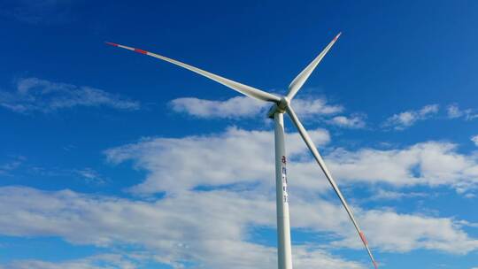 蓝天白云下的风机风车 太阳能风力发电