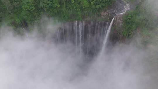 俯拍印尼雨季雨雾中的sewu千层瀑布