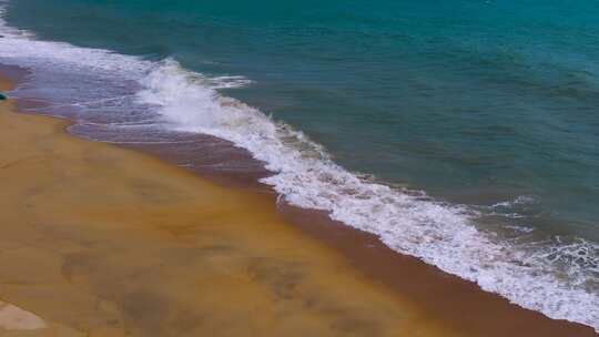 海岸线海滩海浪沙滩升格空镜
