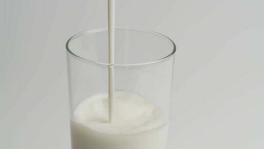 牛奶倒在玻璃杯里