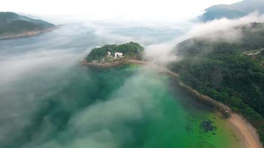 航拍云雾缭绕的海岛景观