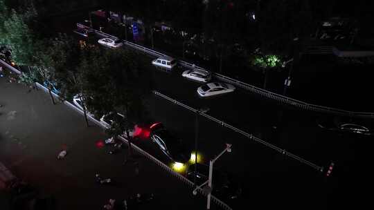 城市下雨道路积水夜间泡水车