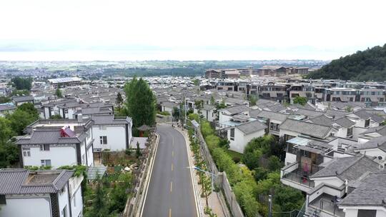 穿过马路遇见房屋全景