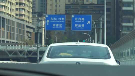 驾驶室车窗外第一视角重庆路牌指引路标方向