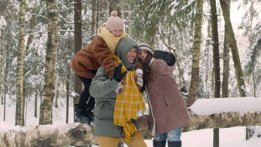 在雪地森林里自拍的一家人