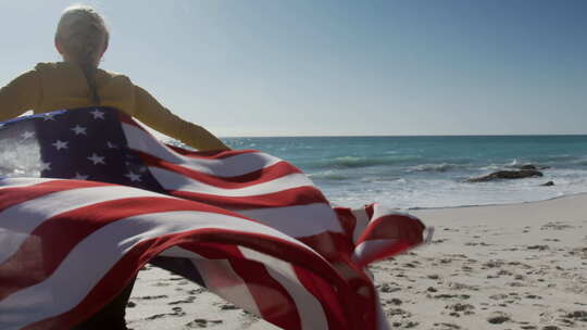海滩上举着国旗的女人