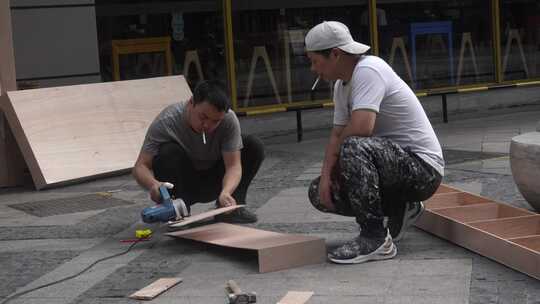 木工在电锯木板视频素材模板下载