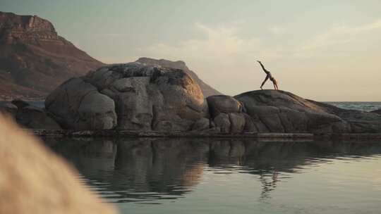 4K - 海边岩石上练习瑜伽的女人02