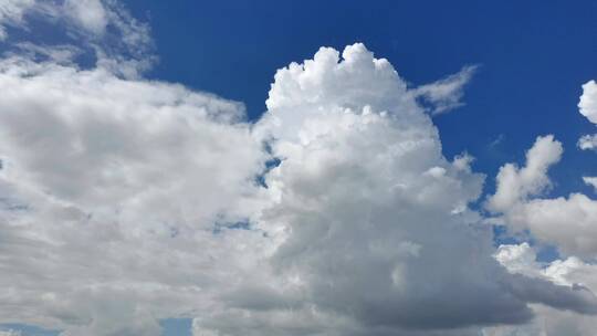 深蓝天空大面积云彩白云流动云层视频素材模板下载