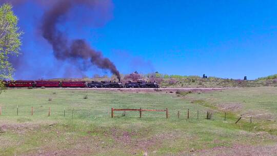 蒸汽火车穿越科罗拉多山脉视频素材模板下载