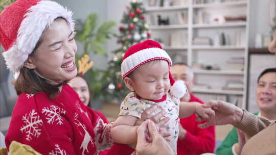 一个大家庭在家里一起庆祝的快乐时刻的小孩