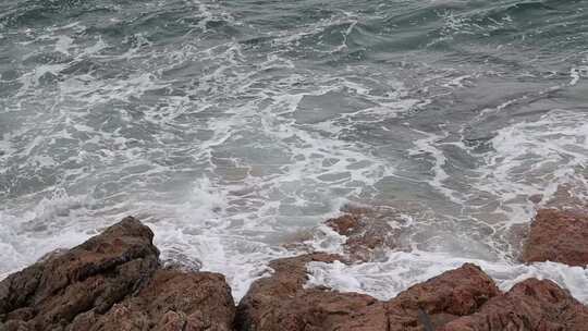 大梅沙礁石风起浪涌